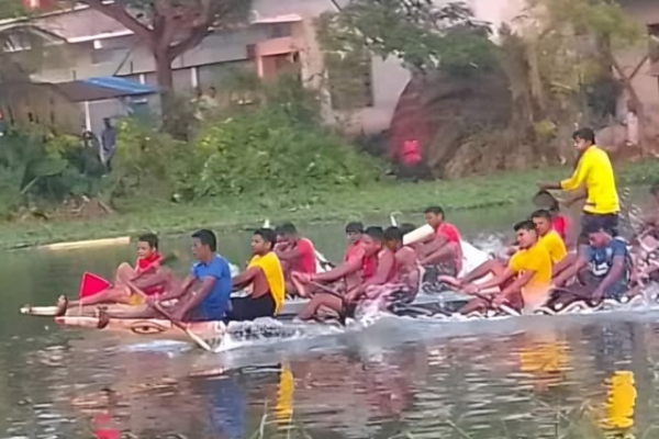 পাটকেলঘাটায় গ্রাম বাংলার ঐতিহ্যবাহী নৌকা বাইচ প্রতিযোগিতা অনুষ্ঠিত