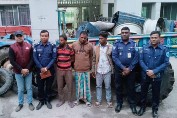 ফুলবাড়ী থানা পুলিশের অভিযানে দুইটি চোরাই ট্রাক্টর জব্দসহ তিনজন গ্রেপ্তার