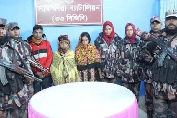 সাতক্ষীরা সীমান্তে বিজিবির অভিযানে ৩ বাংলাদেশী নাগরিক আটক