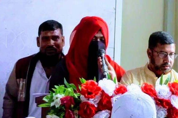 কলারোয়া বোয়ালিয়া গ্রামের ছাত্রী নাদিরা খাতুনের হাতে আর্থিক সহায়তা প্রদান