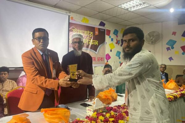আলোর সমাহারের সম্পাদক মনোনীত হওয়ায় সম্মাননা পেলেন সাইমুম আনাম সাজিদ