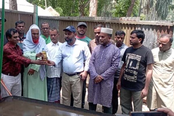 সানন্দবাড়ীতে পলিথিন বর্জ্য থেকে পেট্রোল ডিজেল তৈরি করেন মোস্তফা