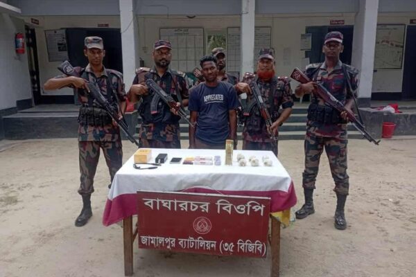 দেওয়ানগঞ্জে ভারতীয় প্রসাধনী ও হরিণের কস্তুরী সহ যুবক আটক
