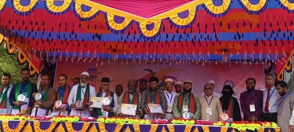 বাঁধনহারা সাহিত্য পুরস্কার পেলেন ১১ গুণীজন