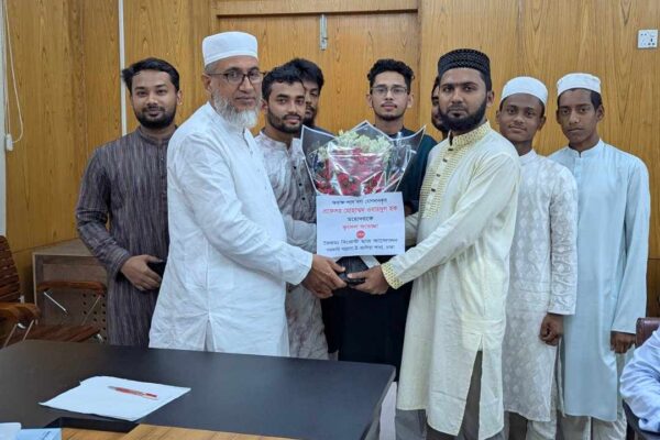 ঢাকা আলিয়া মাদ্রাসার সদ্য অধ্যক্ষকে বরণ করেছে বৈষম্য বিরোধী ছাত্র আন্দোলন, ঢাকা আলিয়া শাখা