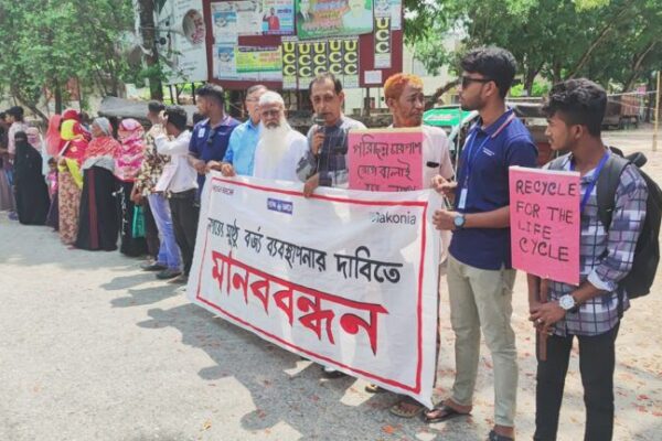 সাতক্ষীরায় সুষ্ঠু বর্জ্য ব্যবস্থাপনার মাধ্যমে পরিচ্ছন্ন নগর গড়ে তোলার দাবিতে মানববন্ধন